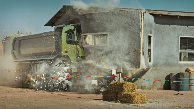 A Volvo Trucks resolveu mostrar a durabilidade e estabilidade dos seus caminhões colocando uma garotinha de 4 anos para dirigir um dos seus caminhões Volvo FMX. Tudo isso remotamente já que seria complicado para Sophie alcançar os pedais dentro do caminhão. Usando o controle remoto, ela testou o controle automático de tração e tudo que esses veículos conseguem fazer.