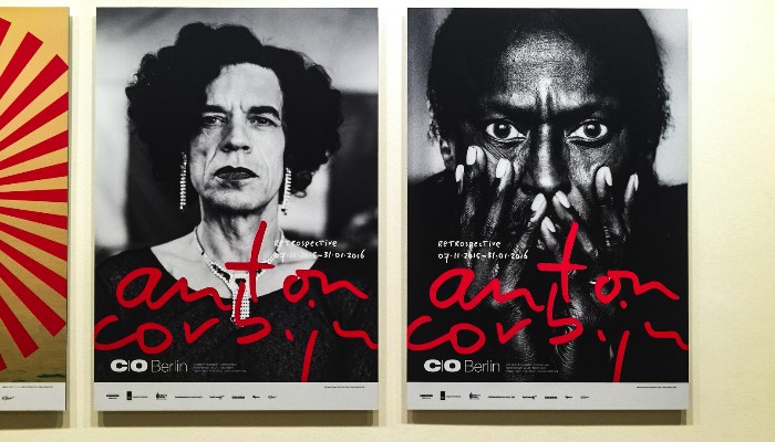 Para celebrar os sessenta anos de Anton Corbijn, o C/O Berlin resolveu montar uma exposição especial fazendo uma retrospectiva do trabalho dele com cerca de 600 fotografias. Muitas delas nunca foram vistas antes e isso é apenas um pequeno detalhe que transforma essa exposição em algo especial.
