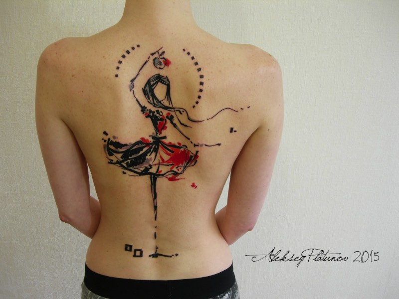 É na cidade russa de Kirov que Aleksey Platunov trabalha com seu estilo quase único de tatuagens. Ele criou seu estilo misturando rascunhos, linhas soltas, cores orgânicas, aquarelas e muita atenção aos detalhes de uma composição. Foi misturando todos esses elementos que ele desenvolveu um estilo de tatuagens lúdico, quase infantil e que parece ter pulado de um livro infantil. Não é algo que eu teria no meu corpo mas eu realmente gostei do que vi no portfólio dele no facebook.
