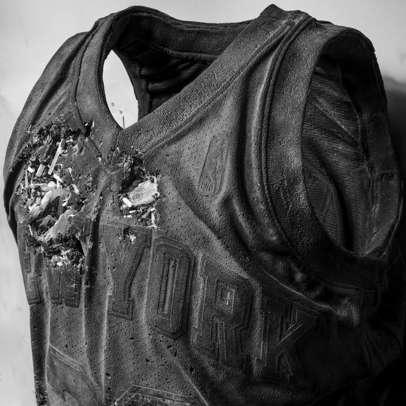 As estranhas esculturas de Daniel Arsham parecem que se posicionam numa tortuosa linha que fica entre a arte, a arquitetura e a performance. Digo isso por que suas esculturas vem com elementos arquitetônicos. Elementos esses que não deveriam existir nos temas que o artista transforma em esculturas. Ao mesmo tempo que essas obras parecem se mover, elas parecem representar algo ainda maior.