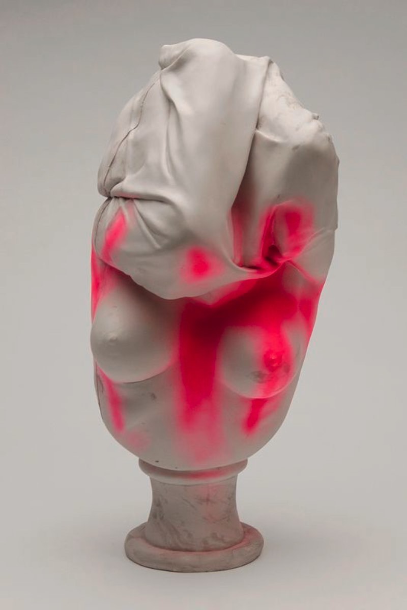 Christina West é uma artista americana baseada em Atlanta cujo trabalho de esculturas é inspirado pelo classicismo mas isso apenas acontece na superfície. Por baixo de anatomia, esses bustos são marcados por cores fortes e pedaços partidos.