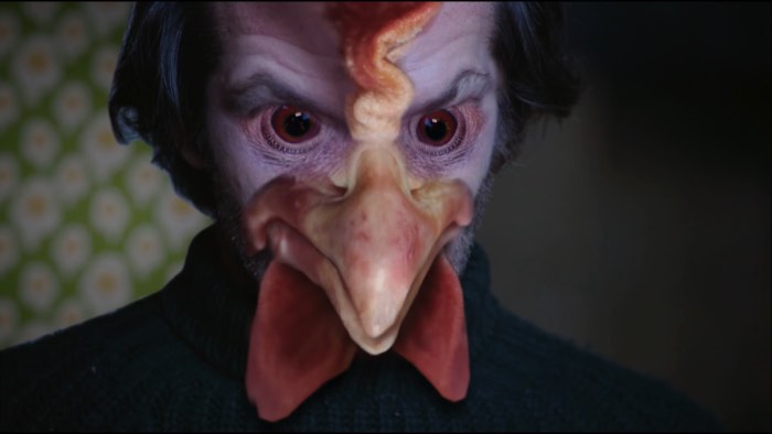 The Chickening é um curta metragem surreal que passou no Sundance de 2016 e deve ter deixado muita gente de boa aberta. O filme é o trabalho coletivo de Nick DenBoer e Davy Force que separaram, recortaram, reanimaram e distorceram completamente uma das obras primas do falecido diretor Stanley Kubrick. The Chickening é um remix bizarro de The Shining, o Iluminado em português, e esse filme nunca mais será o mesmo.