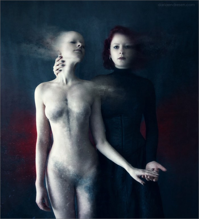 Daria Endresen é uma fotógrafa norueguesa com uma estética única e bem pesada. Em suas fotografias, as pessoas não parecem pessoas e me lembram mais seres extraterrestres do que qualquer outra coisa. 
