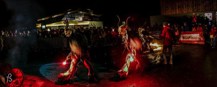 A fotógrafa brasileira Marcela Faé fotografou uma das celebrações de Krampus na cidade de Hall in Tirol para o Fotostrasse. 