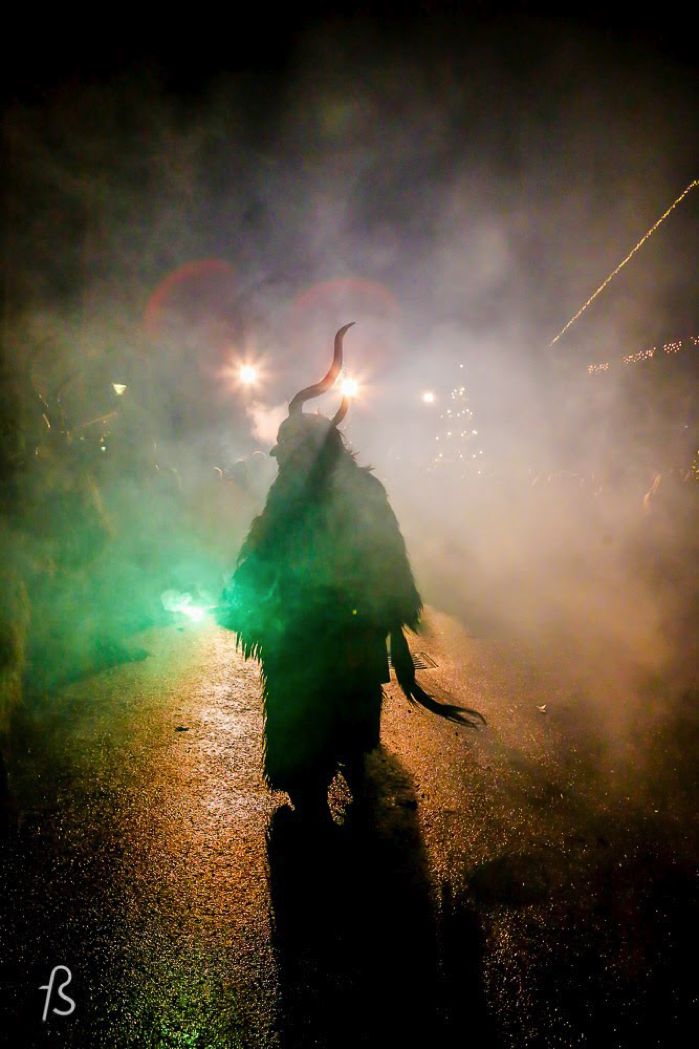 A fotógrafa brasileira Marcela Faé fotografou uma das celebrações de Krampus na cidade de Hall in Tirol para o Fotostrasse. 