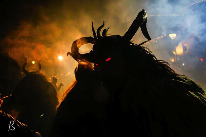 A fotógrafa brasileira Marcela Faé fotografou uma das celebrações de Krampus na cidade de Hall in Tirol para o Fotostrasse.
