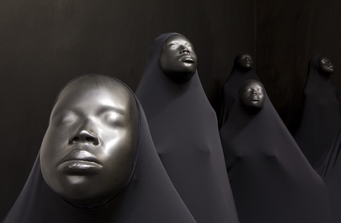 Por mais que as fotografias de Maïmouna Guerresi sejam, na sua maioria, de amigos e família, seus retratos não tem nada de familiar. As fantasias e roupas que ele cria e fotografa são etéreas e elaboradas mesmo sendo minimalistas em cores e estilos.