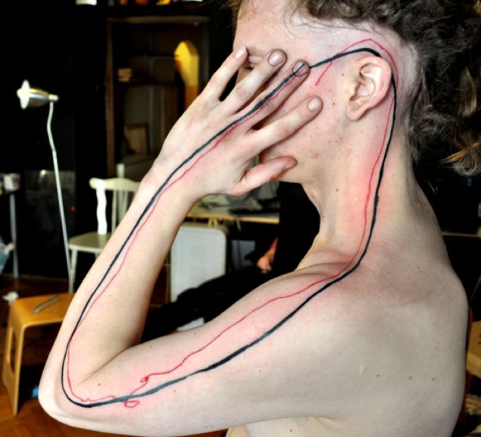 Lukas Musil é um artista, também conhecido como MUSA, que trabalha com várias coisas diferentes mas esse artigo aqui vai ser sobre seu trabalho de tatuagens. Já que elas são tão diferentes que fica difícil não falar sobre elas depois de passar os olhos no seu portfólio.