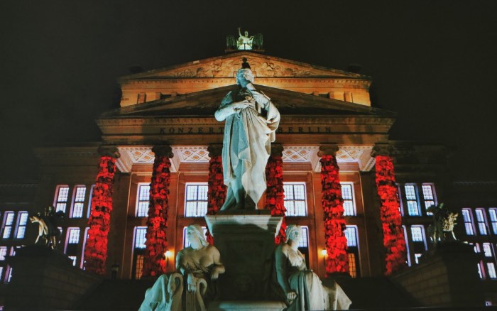 Há alguns dias, algo espetacular aconteceu aqui em Berlin. O artista chinês Ai Weiwei transformou as colunas do Konzerthaus Berlin em algo diferente, algo inesperado e que chamou a atenção de muita gente. O que ele fez foi usar de milhares de coletes salva-vidas recolhidos na ilha grega de Lesbos e usá-los em uma instalação artística. Tudo isso para o Cinema for Peace, evento de arrecadação de dinheiro que aconteceu no último dia 15 de fevereiro aqui em Berlin.