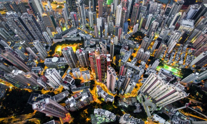Hong Kong é uma das cidades mais densamente populadas do mundo. São dezenas de prédios lutando por espaço onde mais de 100 mil pessoas vivem em pequenos apartamentos que mais parecem texturas do que residências. É nessa cidade que o fotógrafo Andy Yeung resolveu produzir um projeto fotográfico chamado Urban Jungle.