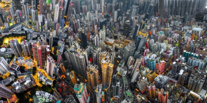 Hong Kong é uma das cidades mais densamente populadas do mundo. São dezenas de prédios lutando por espaço onde mais de 100 mil pessoas vivem em pequenos apartamentos que mais parecem texturas do que residências. É nessa cidade que o fotógrafo Andy Yeung resolveu produzir um projeto fotográfico chamado Urban Jungle.