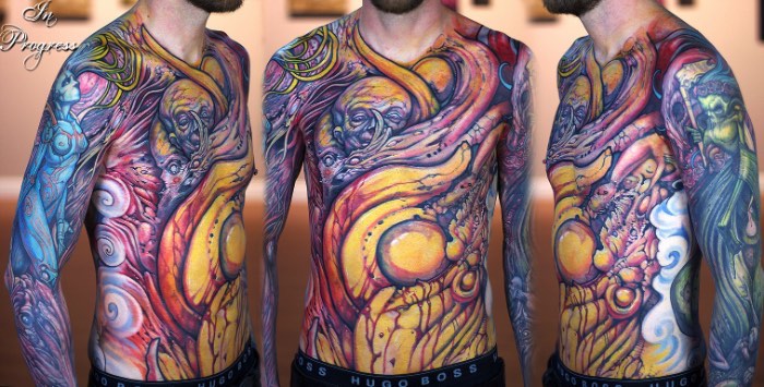 Existem muitos tatuadores especializados em tatuagens biomecânicas e o Dietz Tattoo é um dos melhores quando se trata desse assunto. Seu trabalho se destaca do que vejo por ai por culpa do brilho das suas cores, suas formas surrealistas que mais lembram músculos humanos sendo removidos do seu contexto e depois derretidos como se não fossem nada. É interessante ver um tatuador nesse estilo seguindo um visual, ainda que inspirado por Giger, sendo diferente daquele clichê que vemos todos os dias.