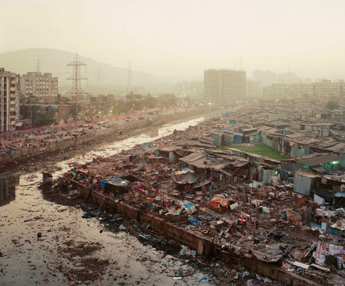 Para fotografar tudo que seria necessário para fazer a série Future Cities, Noah Addis teve que viajar pelo mundo e acabou explorando dezenas de lugares onde a população mora em residências informais. Residências informais é o termo técnico para aquilo que conhecemos como favelas. 