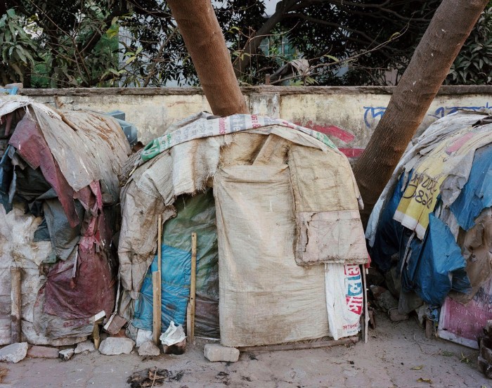 Para fotografar tudo que seria necessário para fazer a série Future Cities, Noah Addis teve que viajar pelo mundo e acabou explorando dezenas de lugares onde a população mora em residências informais. Residências informais é o termo técnico para aquilo que conhecemos como favelas. 