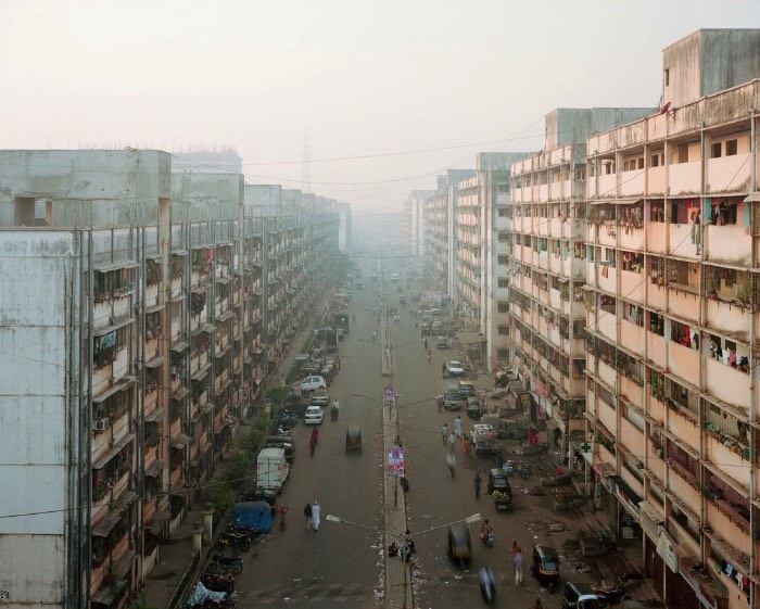 Para fotografar tudo que seria necessário para fazer a série Future Cities, Noah Addis teve que viajar pelo mundo e acabou explorando dezenas de lugares onde a população mora em residências informais. Residências informais é o termo técnico para aquilo que conhecemos como favelas.