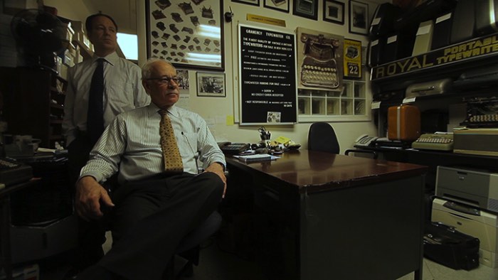 Gramercy Typewriter Company é uma empresa americana fundada em Nova Iorque há mais de 80 anos que é administrada por uma pequena equipe de pai e filho. E eles vendem e fazem manutenção em máquinas de escrever. Sim, você leu isso certo. Eles trabalham com máquinas de escrever e parece que eles gostam muito do que fazem.