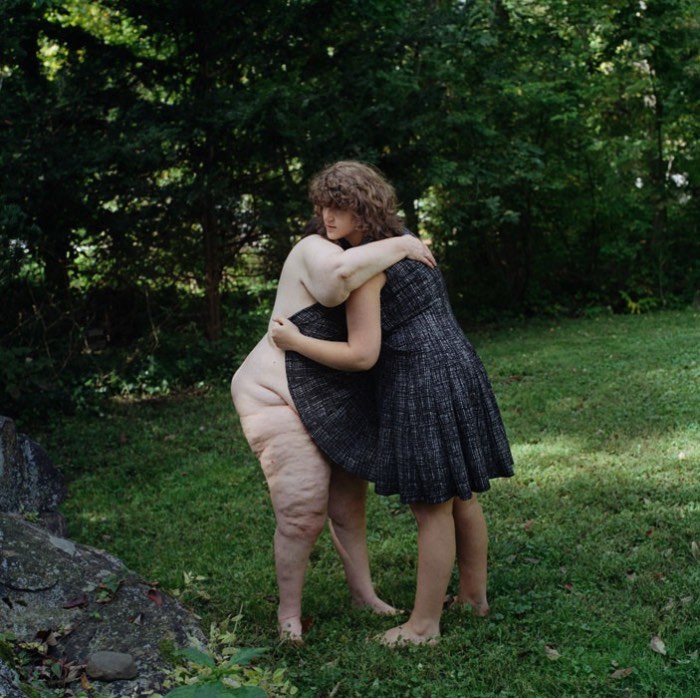Body Becoming é uma série fotográfica de autoria de Leah Edelman-Brier que tem como finalidade construir a beleza através do que parece ser grotesco. E a fotógrafa faz isso através do questionamento da resiliência do corpo humano.