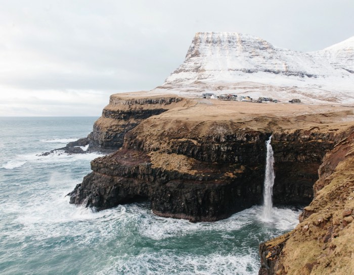 Descobri o trabalho de fotografia de Kevin Faingnaert logo após minha viagem para Faroe Islands, um grupo de ilhas perdido no Atlântico Norte entre a Noruega, a Islândia e a Escócia. E, acredito que, acabei gostando muito mais do seu trabalho por conseguir reconhecer os locais e por ver as coisas e os locais de um jeito diferente dele.