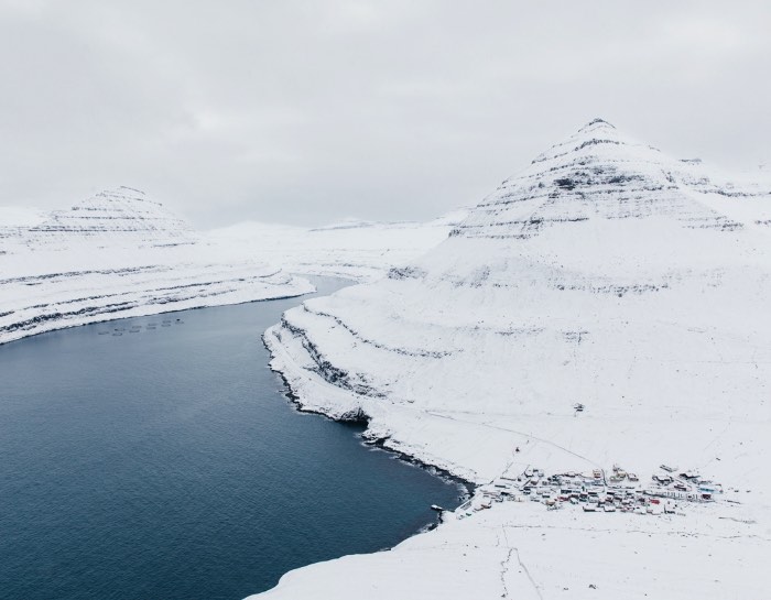 Descobri o trabalho de fotografia de Kevin Faingnaert logo após minha viagem para Faroe Islands, um grupo de ilhas perdido no Atlântico Norte entre a Noruega, a Islândia e a Escócia. E, acredito que, acabei gostando muito mais do seu trabalho por conseguir reconhecer os locais e por ver as coisas e os locais de um jeito diferente dele.