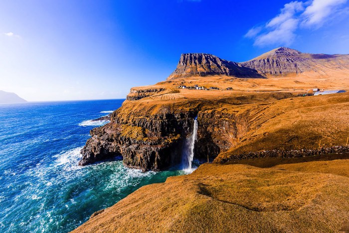 Na parte oeste da ilha de Vágar, nas Ilhas Faroe, é onde você vai encontrar Gásadalur. Essa pequena vila parece ser um dos lugares mais bonitos que a fotógrafa brasileira Marcela Faé já visitou com seu blog de viagem. O local é famoso pela presença de uma cachoeira que parece vir de lugar algum e cai diretamente no oceano criando assim um visual de contos de fadas.