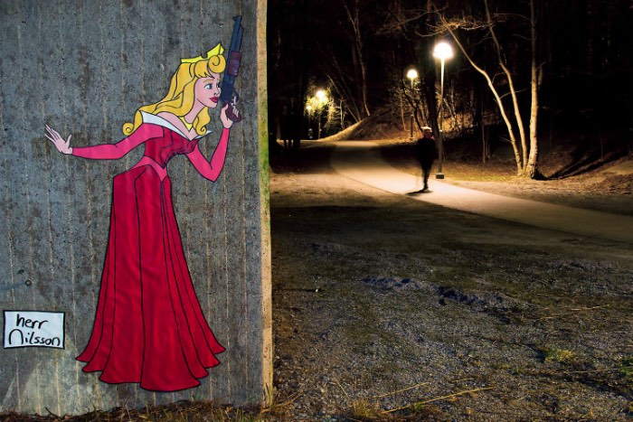 Quando pensamos na Disney e nas suas princesas, não a vemos usando facas e armas mas é isso que o artista sueco Herr Nilsson enxergou quando resolveu repensar o papel desses personagens. Você pode ver algumas dessas criações pelas ruas de Estocolomo, capital da Suécia, onde o artista mora e trabalha.