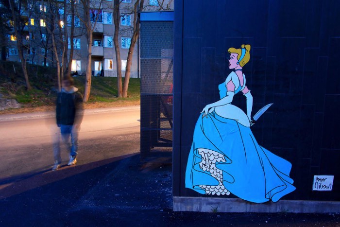 Quando pensamos na Disney e nas suas princesas, não a vemos usando facas e armas mas é isso que o artista sueco Herr Nilsson enxergou quando resolveu repensar o papel desses personagens. Você pode ver algumas dessas criações pelas ruas de Estocolomo, capital da Suécia, onde o artista mora e trabalha.