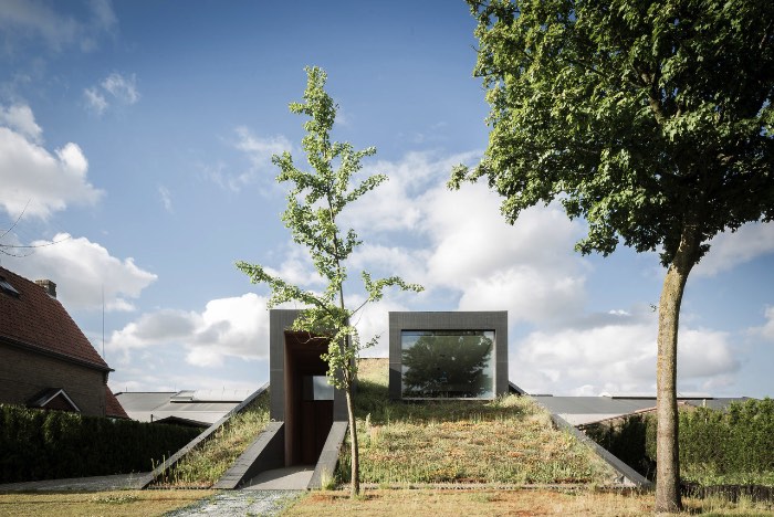 O escritório de arquitetura belga OYO, baseado na cidade de Ghent, recebeu uma carta branca que acabou gerando uma residência ambientalmente amigável, sustentável e todas essas coisas. Essa casa recebeu o nome de House Pibo e você pode ver todos os detalhes dela logo abaixo.