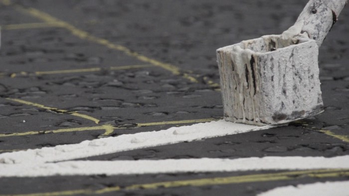 Roadliners é um registro visual do dia a dia de Tommy “Tam” Lilley que pinta as ruas da Escócia há mais de 18 anos. O curto documentário mostra um mundo que não é visto sempre e como funciona o processo de pintura de todas essas marcas e sinais que vemos pelas ruas.