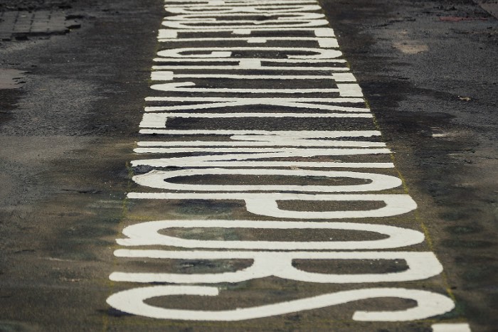 Roadliners é um registro visual do dia a dia de Tommy “Tam” Lilley que pinta as ruas da Escócia há mais de 18 anos. O curto documentário mostra um mundo que não é visto sempre e como funciona o processo de pintura de todas essas marcas e sinais que vemos pelas ruas.