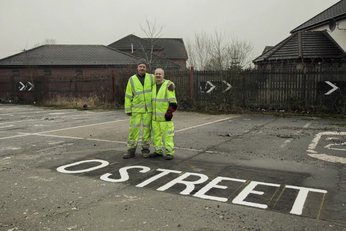 Roadliners é um registro visual do dia a dia de Tommy “Tam” Lilley que pinta as ruas da Escócia há mais de 18 anos. O curto documentário mostra um mundo que não é visto sempre e como funciona o processo de pintura de todas essas marcas e sinais que vemos pelas ruas.