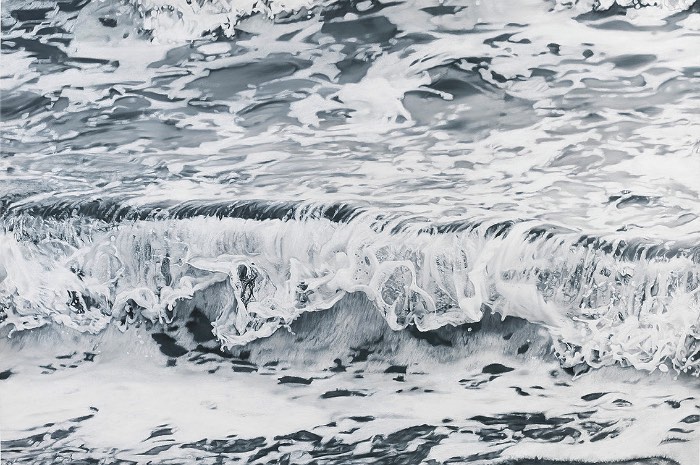 Quando vi o trabalho de Zaria Forman pela primeira vez, eu tinha certeza de que estava olhando uma fotografia. Mas eu estava errado. Foi assim que descobri as incríveis e super detalhadas pinturas da artista. Obras essas que ela realiza pintando com os dedos e que foram feitas para registrar as profundas mudanças que estão acontecendo em regiões muito afetadas pelo aquecimento global. Groenlândia, Ilhas Maldivas, Antártica; esses são alguns dos locais que a artista visitou para observar e registrar o gelo, as ondas e a água que você vai poder ver nas imagens nesse artigo.