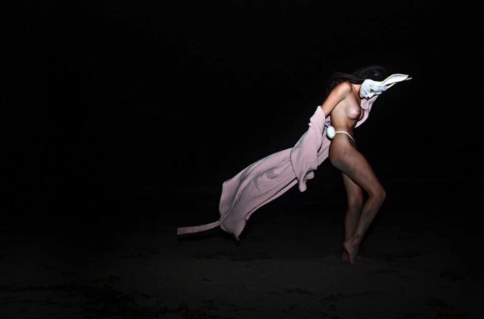 Charis Kirchheimer é uma fotógrafa americana baseada em San Diego cujo trabalho é famoso por capturar uma sensualidade crual, muitas vezes misteriosa, onírica e sem medo. Apesar do seu interesse em fotografia ter começado bem cedo, foi apenas em 2008 que ela resolveu abraçar a câmera como trabalho. Foi assim que ela foi parar na noite de Miami, fotografando os artistas da cidade com uma visão de quem está observando uma cena crescendo.