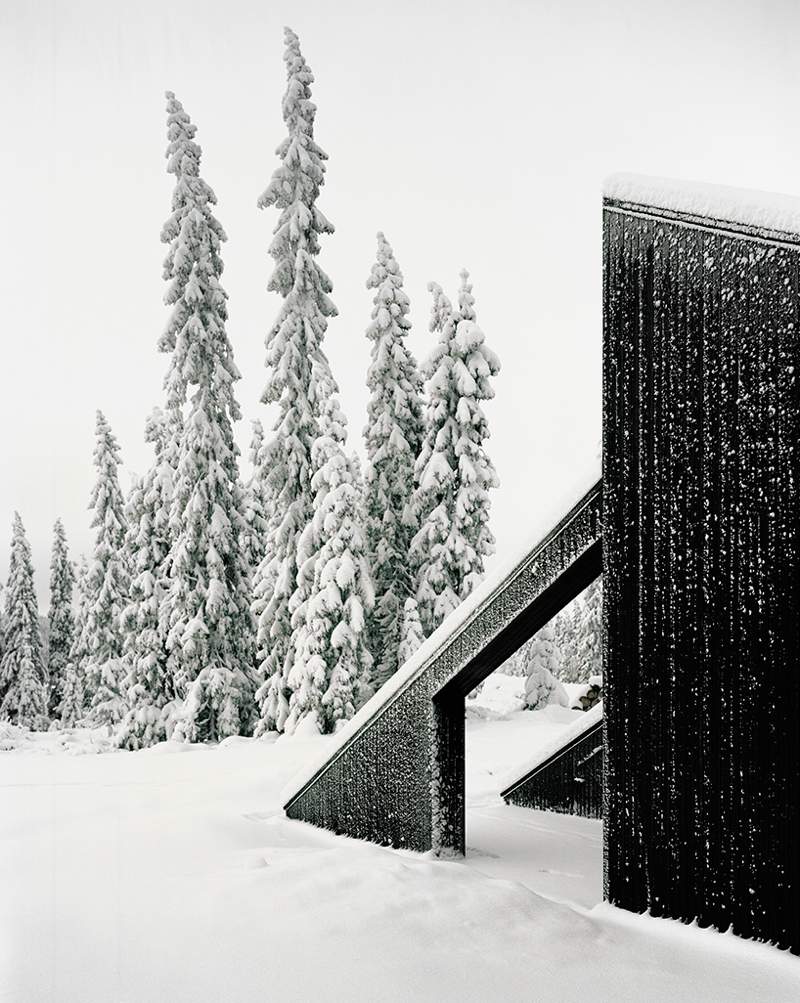 Cabin Vindheim é o nome da residência assinada pelo Estúdio Vardehaugen e inspirada pelo clássico visual da casa coberta de neve.