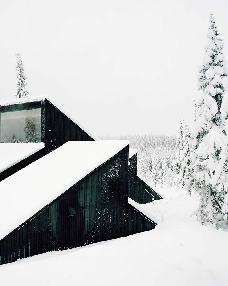 Cabin Vindheim é o nome da residência assinada pelo Estúdio Vardehaugen e inspirada pelo clássico visual da casa coberta de neve.