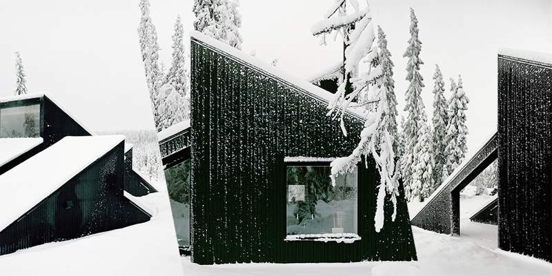 Cabin Vindheim é o nome da residência assinada pelo Estúdio Vardehaugen e inspirada pelo clássico visual da casa coberta de neve.