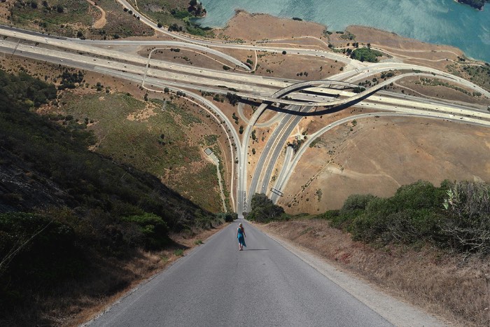 Observar o trabalho de manipulação de perspectivas na fotografia de Laurent Rosset é uma experiência surreal. Afinal, nas imagens que ela cria, paisagens se dobram para criar ondas geográficas que crescem em direção ao céu e que lembram um pouco o filme Inception e as fotografias de Aydin Buyuktas.