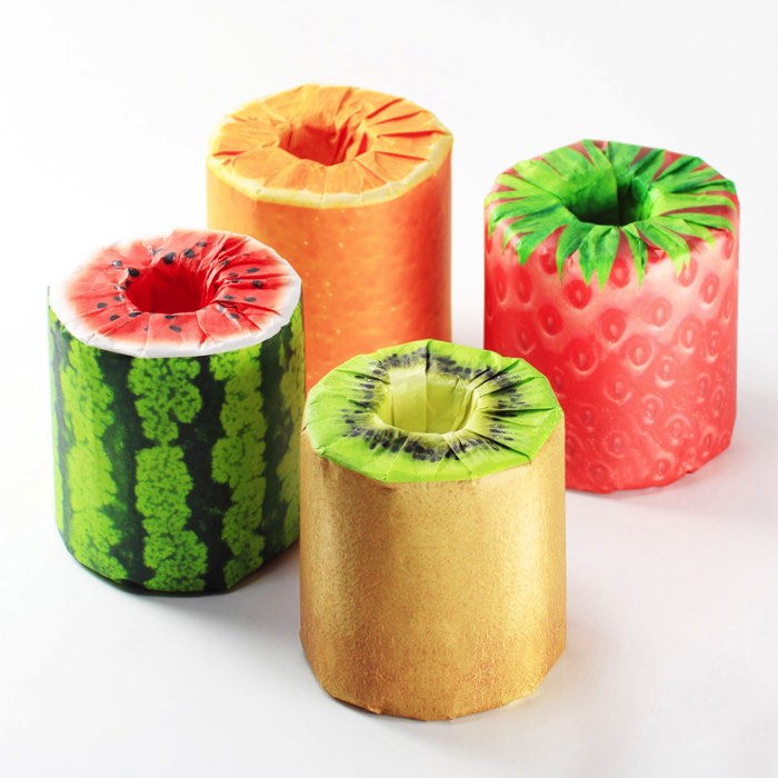 O designer Kazuaki Kawahara resolveu adicionar uma camada de diversão para papéis higiênicos através de um redesign da sua embalagem que os transformaram em frutas. A ideia surgiu do costume japonês de entregar um rolo de papel higiênico como brinde e sinal de agradecimento em compras. Foi assim que surgiram os papéis higiênicos de frutas que você vai poder ver logo abaixo.