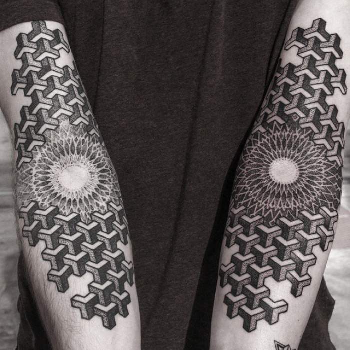 Okan Uckun é um artista que chamou minha atenção pelo seu trabalho com tatuagens minimalistas e feitas apenas com linhas. É na Turquia, um país que proíbe tatuagens e piercings em escolas, que o artista trabalha criando as imagens abaixo que selecionei no seu portfólio.