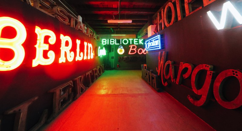Neon Muzeum, com z mesmo, é o nome oficial desse museu dedicado a preservação e documentação do neon que existia pelas ruas da Polônia durante os anos do comunismo e da Guerra Fria. E, você vê que eles estão fazendo isso muito bem quando anda pelos corredores do museum do neon e aprende sobre onde essas sinalizações existiam, quando elas apareceram por lá e muito mais da história de cada uma das peças.