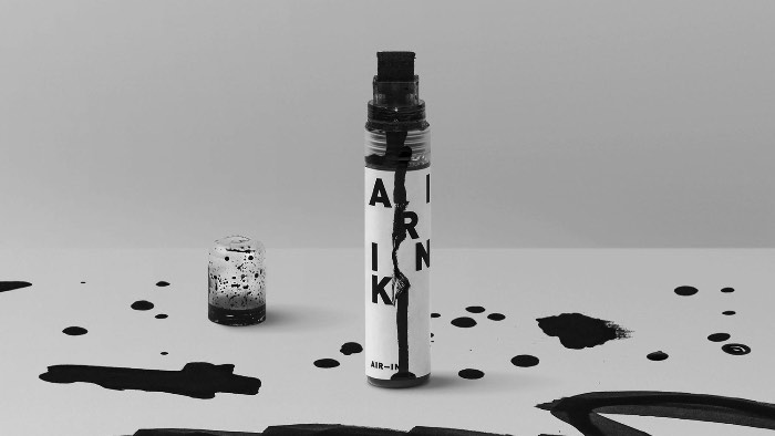 Imagine que você pegou uma caneta nova e que agora você vai pegar essa caneta e espalhar a tinta dela em um dos seus cadernos de rascunho. Algo bem normal para a maioria das pessoas não é? Agora imagine que a tinta que sai da sua caneta não é feita da forma tradicional. A tinta dessa caneta foi feita da poluição criada pelos carros da Ásia e você pode usar dessa poluição para criar tudo que você pensa. Foi isso que a Tiger Beer resolveu fazer junto de Marcel Sydney e Graviky Labs. Eles foram os primeiros a usar poluição para criar tinta que pode ser usado em uma caneta. A marca criou cerca de 150 litros de tinta e você pode achar dessa tinta nas canetas e sprays que a marca colocou no mercado e entregou para alguns artistas. Se você está pensando em como que podemos transformar poluição em tinta de caneta, você precisa conversar com o fundador do Graviky Labs. Anirudh Sharma e sua equipe criaram uma série de equipamentos para serem ligados nos canos de escapamentos de carros para capturar a sujeira que sai por ali até termos o suficiente para criar algo útil com isso. É dessa forma que a Tiger Beer consegue criar tinta com a poluição criadas pelos carros da Ásia e eu quero ver o que pode ser feito pelo Brasil e pela Europa. Afinal, Alexandre Orion já fez algo parecido há anos e parece que ele estava muito a frente do mundo de hoje.