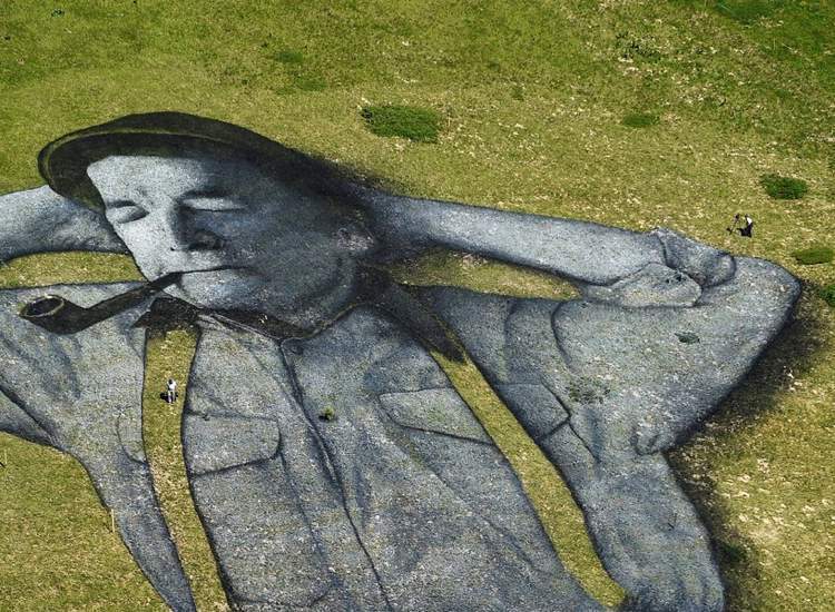 O artista conhecido como Saype acabou de completar uma das suas maiores obras de arte: um homem nas montanhas da Suíça. Ocupando mais de dez mil metros quadrados, a pintura ocupa as montanhas da região de Leysin, na Suíca e foi feita através da pintura da grama no local. 