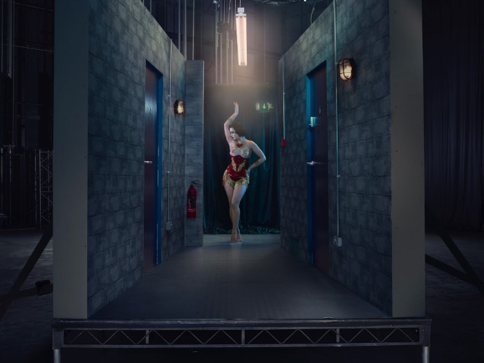 The Act é o nome dessa nova série de fotografias de Julia Fullerton-Batten onde ela explora e faz todos refletirem sobre a indústria do sexo através de imagens cinemática de mulheres usando seu corpo por dinheiro. Claro que todas as fotos abaixo não são muito bem recebidas no ambiente de trabalho e recebem o título de #NSFW sem pensar duas vezes.