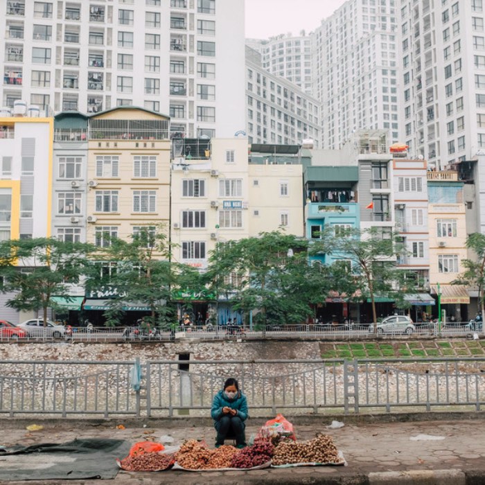 Adam Birkan estudou na Universidade de Ohio mas, hoje em dia ele mora do outro lado do mundo em Bangkok. Depois de olhar todo seu portólio, resolvi publicar por aqui apenas um de seus projetos, aquele onde ele fotografa Hanói, a capital do Vietnã. 