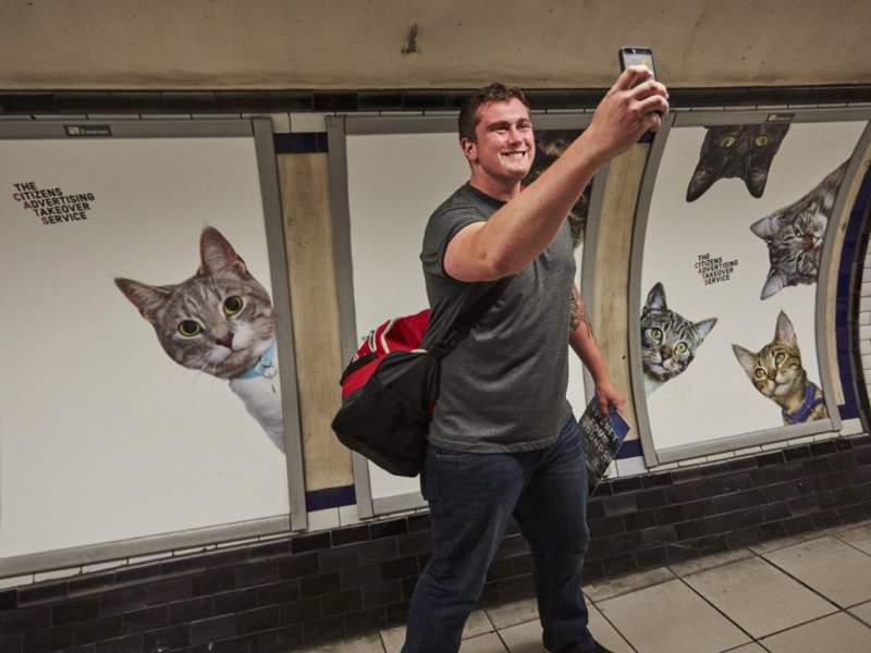 Imagine entrar em uma estação de metrô e ver que todos os anúncios foram substituídos por fotos de gatos. É isso que você vai ver se chegar na estação de Clapham Common, no sul de Londres. Tudo isso faz parte de um projeto do Citizens Advertising Takeover Service (CATS) que surgiu no Kickstarter no início de ano e acabou se tornando realidade.