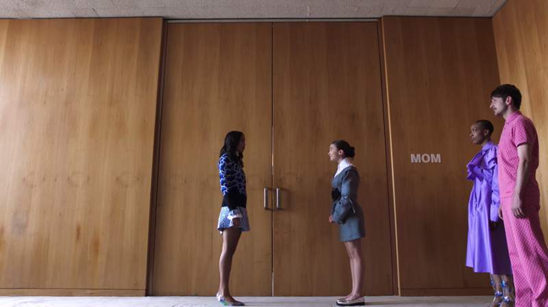 Não sei qual é a ideia que surgiu na cabeça do pessoal de marketing da Kenzo mas sei que eles estão fazendo algo bem interessante por lá. Essa foi a minha conclusão depois de assistir o curta metragem de Carrie Brownstein chamado The Realest Real. Onde as redes sociais se tornam muito mais do que reais.