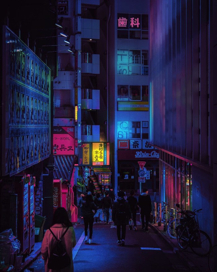 Liam Wong é um designer gráfico escocês e trabalha na Ubisoft de Montreal. Apesar de seu trabalho ser o design, seu portfolio de fotografia anda chamando mais atenção do que qualquer coisa que ele tenha feito previamente. E é tudo culpa de um projeto fotográfico que ele chamou de The beauty of Tokyo at night.