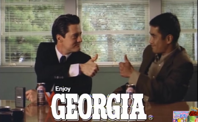 Se você já assistiu Twin Peaks, você sabe que fascinação que o Agente Especial Dale Cooper tem por café. Foi essa a premissa que o Georgia Coffee resolveu seguir quando chamou David Lynch para dirigir uma série de propagandas para a marca seguindo os princípios visuais da série. Além de continuar com a tradição japonesa de usar celebridades americanas para vender produtos locais no Japão.