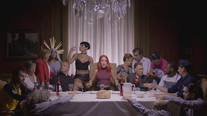 Gosto de assistir comerciais que forçam as pessoas a pensar. Gosto quando a publicidade pode ser algo mais do que algo feito para vender um produto. E é por isso mesmo que eu gostei tanto desse comercial criado para a 2016 Salon Erótico de Barcelona Apricots. Os 90 segundos desse comercial parecem estar sacudindo a Espanha, acusando o país de ser dissimulado e usando de uma atriz pornô para fazer a acusação.