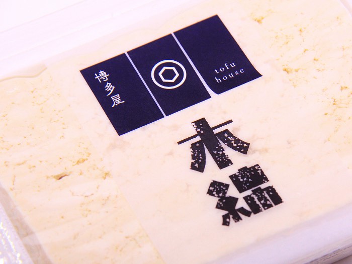 Tofu House é o nome de uma empresa que faz diferentes produtos feitos de tofu e que são vendidos por supermercados em Hong Kong. O pessoal da Blow recebeu a proposta de criar uma nova identidade visual para a marca e esse redesign também deveria incluir uma nova série de embalagens. Foi assim que começou o projeto que você vai poder ver nas imagens abaixo. A referência e a inspiração para a criação dessas embalagens veio do próprio tofu que, devido a suas diferentes texturas, acabou se tornando o mote para o redesign. Dessa forma, cada produto recebeu uma tipografia diferente, de acordo com a textura do tofu no mesmo. 