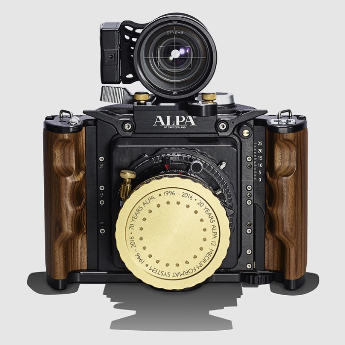 A Alpa é uma marca suíça de câmeras fotográficas focada, hoje em dia, na plataforma de médio formato. Mas as coisas não foram sempre assim. Fundada em fevereiro de 1946, o originado de uma marca de relógios suíços, a Alpa começou produzindo uma lendária câmera de 35mm. Depois de alguns anos turbulentos no início da década de noventa, tudo mudou e a marca acabou sendo comprada. Foi essa aquisição que mudou o foco da empresa e, assim, nasceu o sistema Alpa 12 de médio formato.